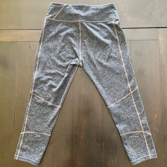 Oakley women’s size small mid calf stretch gray sporting leggings - Picture 4 of 7